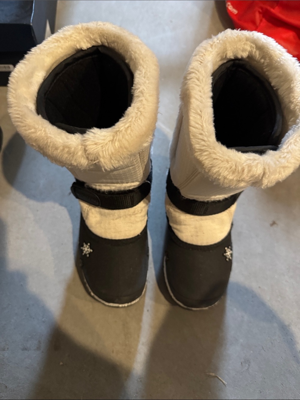 Baffin Kids Snow Boots in Black and Cream with Faux-Fur Cuff